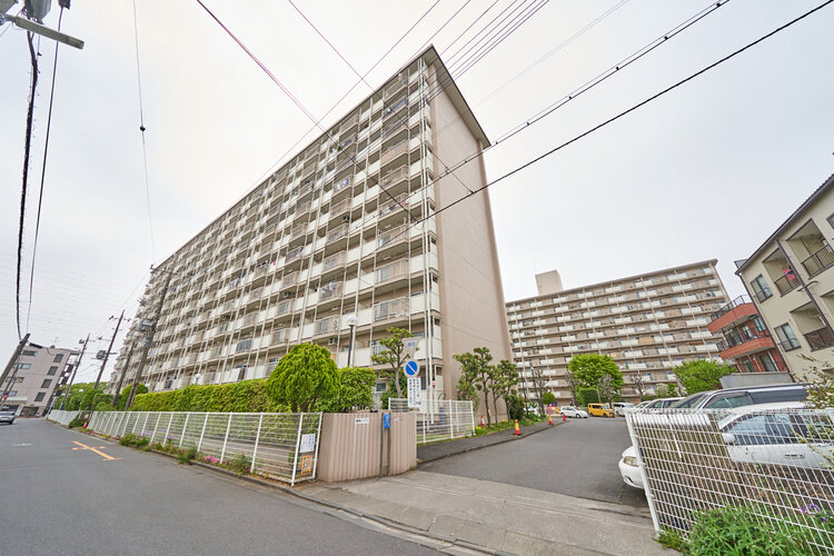 陽だまりの中でそよ風を感じる快適な空間。青空の下にその落ち着きのある外観を描き出します。 陽だまりの中でそよ風を感じる快適な空間。青空の下にその落ち着きのある外観を描き出します。