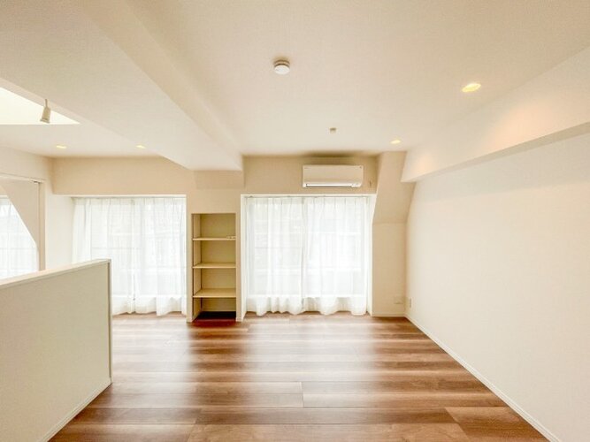 採光とライト使いで演出される落ち着きのある空間。ゆったりと伸びやかな時を過ごせそうです。