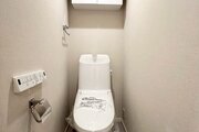 【トイレ】トイレットペーパー類が収納できる吊戸棚あり