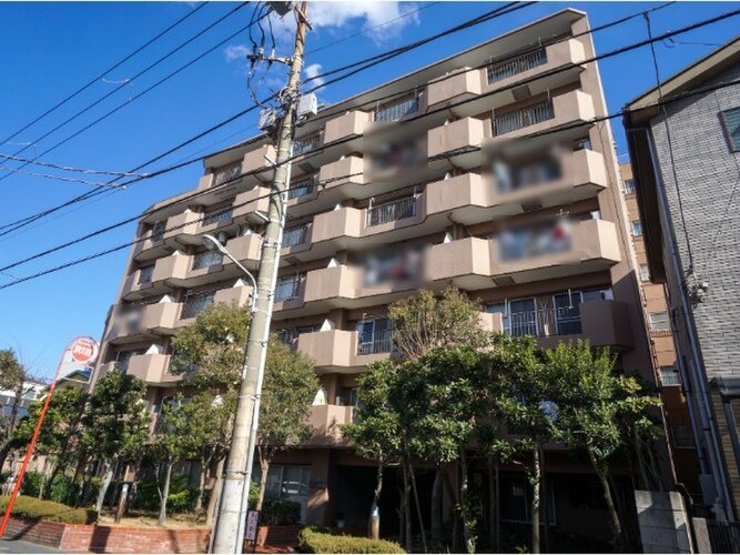 陽だまりの中でそよ風を感じる快適な空間。青空の下にその落ち着きのある外観を描き出します。 陽だまりの中でそよ風を感じる快適な空間。青空の下にその落ち着きのある外観を描き出します。