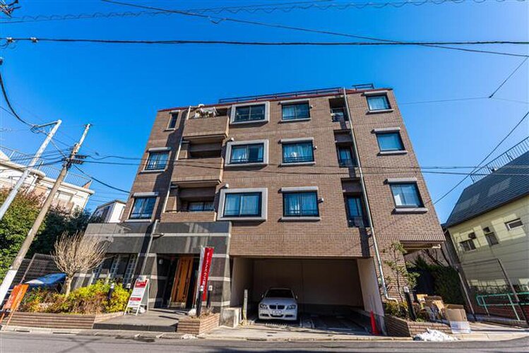 青空に映える佇まい。桃園川緑道からの爽やかな風と穏やかな太陽がそそぐ立地。 青空に映える佇まい。桃園川緑道からの爽やかな風と穏やかな太陽がそそぐ立地。