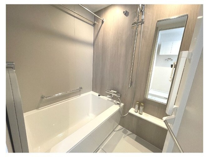 ナチュラルな壁面デザインのユニットバス。ゆったりと寛げて、心と体が芯まで温まります。