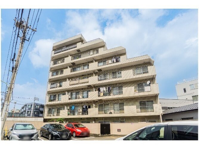 陽だまりの中でそよ風を感じる快適な空間。青空の下にその落ち着きのある外観を描き出します。 陽だまりの中でそよ風を感じる快適な空間。青空の下にその落ち着きのある外観を描き出します。