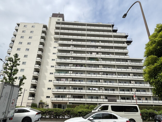 重厚なイメージを受けるマンション。住むほどにその印象が誇らしくなります。 重厚なイメージを受けるマンション。住むほどにその印象が誇らしくなります。