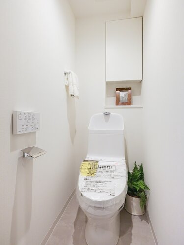 優れた節水効果や汚れが付きにくい便座など、ほしかった機能が揃ったウォシュレット一体型トイレです。上部には吊戸棚を備え付けました。 優れた節水効果や汚れが付きにくい便座など、ほしかった機能が揃ったウォシュレット一体型トイレです。上部には吊戸棚を備え付けました。