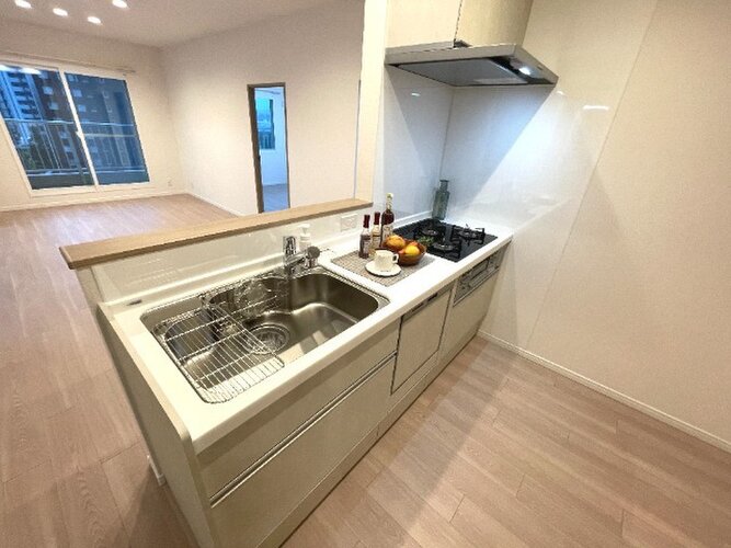 目の前をオープンにすることで開放感が生まれる対面式キッチン。家事をお手伝いしてもらうのもいいですね♪