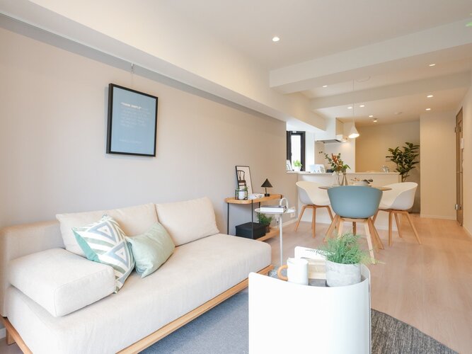 ピクチャーレールが備わっているため、壁を傷つける心配なくお気に入りのアートやグリーンを飾っていただけます ピクチャーレールが備わっているため、壁を傷つける心配なくお気に入りのアートやグリーンを飾っていただけます