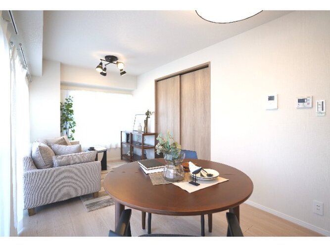 建物全体の雰囲気と合わせた色調と素材のリノベーション。居心地よくホッととできる空間です。