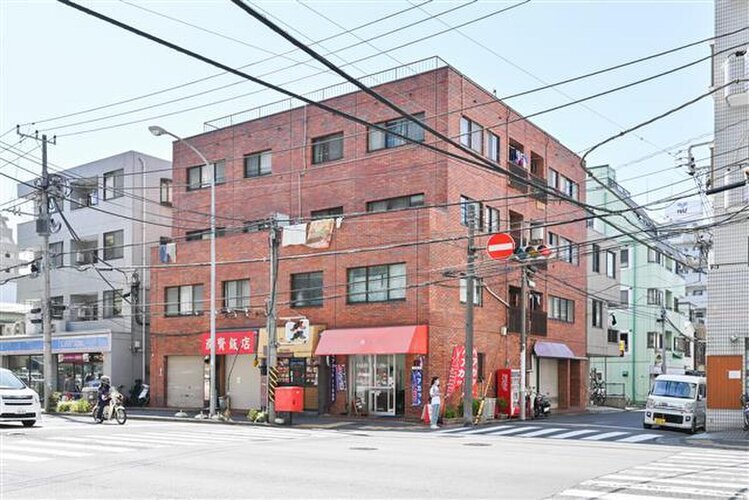 横浜ブルーライン「伊勢佐木長者町」駅まで徒歩8分。都市機能の利便性を感じられる立地に建つマンションです。 横浜ブルーライン「伊勢佐木長者町」駅まで徒歩8分。都市機能の利便性を感じられる立地に建つマンションです。