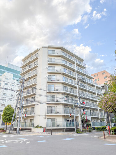 陽だまりの中でそよ風を感じる快適な空間。青空の下にその落ち着きのある外観を描き出します。 陽だまりの中でそよ風を感じる快適な空間。青空の下にその落ち着きのある外観を描き出します。