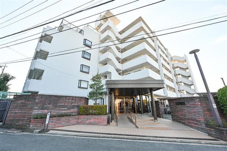 伸びやかな印象を受けるマンションです。陽当たりの良さと開放感のある快適な住まいは日々の生活を快適に♪ 伸びやかな印象を受けるマンションです。陽当たりの良さと開放感のある快適な住まいは日々の生活を快適に♪