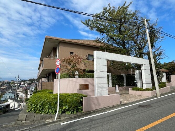 陽だまりの中でそよ風を感じる快適な空間。青空の下にその落ち着きのある外観を描き出します。