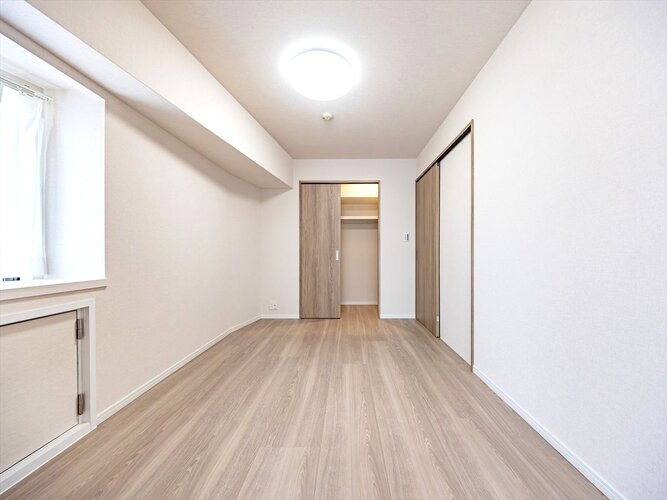 ウォークインクローゼット付きで収納力豊富な洋室。引き戸を開放すればLDKと一続きの広々空間となり、ライフスタイルに合わせた使い方が可能です。 ウォークインクローゼット付きで収納力豊富な洋室。引き戸を開放すればLDKと一続きの広々空間となり、ライフスタイルに合わせた使い方が可能です。