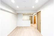 柔らかな色合いのフローリングと清潔感のあふれる白のクロスが明るい空間を創り出しているLDK。 柔らかな色合いのフローリングと清潔感のあふれる白のクロスが明るい空間を創り出しているLDK。