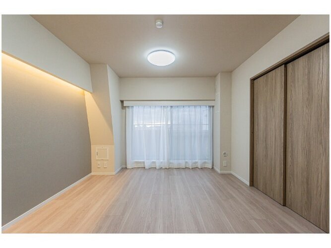 採光とライト使いで演出される落ち着きのある空間。ゆったりと伸びやかな時を過ごせそうです。