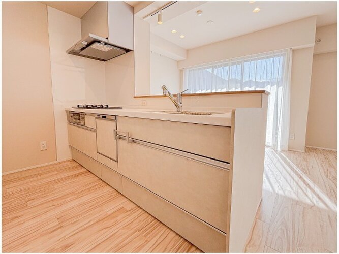 目の前をオープンにすることで開放感が生まれる対面式キッチン。家事をお手伝いしてもらうのもいいですね♪