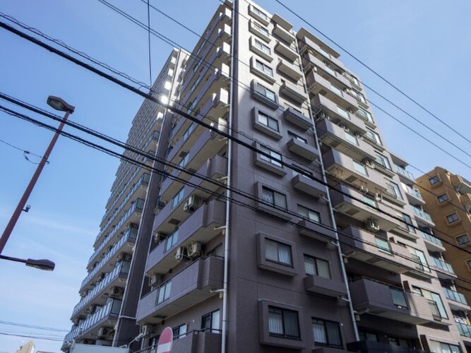 陽だまりの中でそよ風を感じる快適な空間。青空の下にその落ち着きのある外観を描き出します。 陽だまりの中でそよ風を感じる快適な空間。青空の下にその落ち着きのある外観を描き出します。