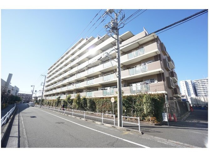 時の流れに色あせることのない瀟洒な外観。朝晩、1年365日、様々な表情を見せます。 時の流れに色あせることのない瀟洒な外観。朝晩、1年365日、様々な表情を見せます。