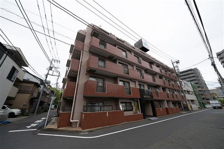 京浜急行平和島駅より徒歩5分。都市機能の利便性を感じられる立地に建つマンションです。