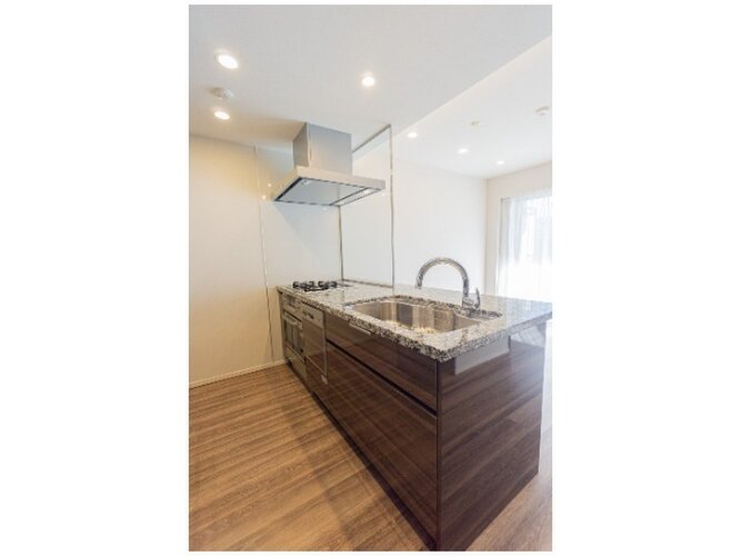 収納と作業スペースを多くとった対面キッチン。調理のしやすさとスッキリした空間を期待できます♪ 収納と作業スペースを多くとった対面キッチン。調理のしやすさとスッキリした空間を期待できます♪