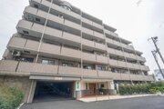 統一した色調でデザインされたマンションは周囲と調和した景観を生み出しています。 統一した色調でデザインされたマンションは周囲と調和した景観を生み出しています。