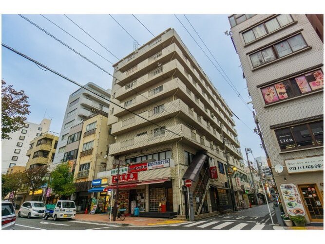 桜木町駅まで徒歩6分。都市生活の利便性と充実感を得られる立地に佇んでいます。