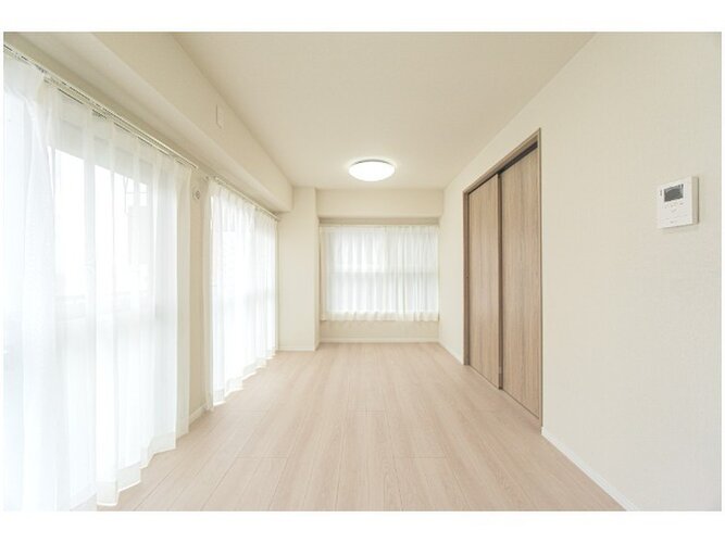 陽当り良好なLDKは、温かな陽光が帰ってきたくなる場所、安心できる場所としてリビングを演出します。 陽当り良好なLDKは、温かな陽光が帰ってきたくなる場所、安心できる場所としてリビングを演出します。