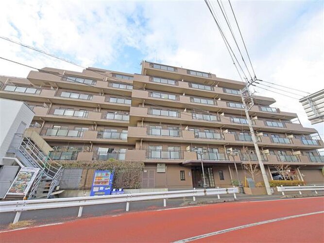 お買い物便利なエリア。暮らす人の快適さを考えた街並みに溶け込んだ色調の住まい。 お買い物便利なエリア。暮らす人の快適さを考えた街並みに溶け込んだ色調の住まい。