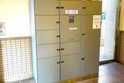 共用部 ・24時間いつでも荷物を受け取ることができるので、配達時間を気にせず過ごすことができます。対面での接触機会を最小限にでき、ウイルス対策の観点からも人気の設備です。 共用部 ・24時間いつでも荷物を受け取ることができるので、配達時間を気にせず過ごすことができます。対面での接触機会を最小限にでき、ウイルス対策の観点からも人気の設備です。
