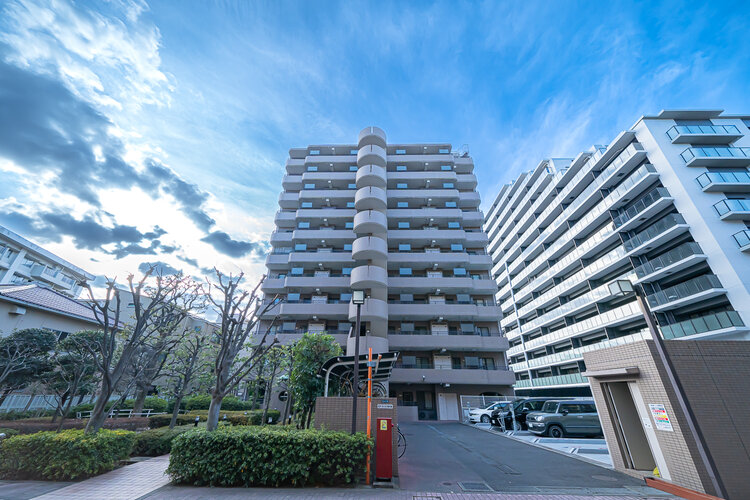重厚なイメージを受けるマンション。住むほどにその印象が誇らしくなります。 重厚なイメージを受けるマンション。住むほどにその印象が誇らしくなります。