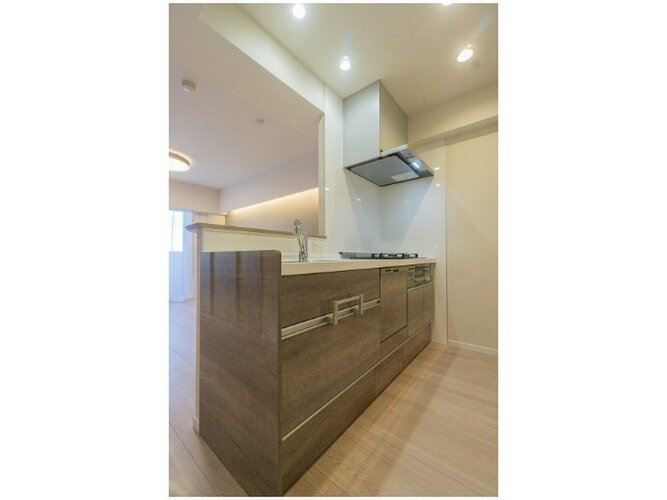 家事動線やリビングとのつながりに配慮し、食事の準備や片付けを楽しくする対面キッチンに仕上げました。