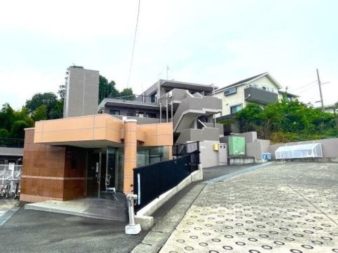 閑静な住宅街に佇むマンション。柔らかい色調とマットな素材が穏やかな雰囲気を奏でます。 閑静な住宅街に佇むマンション。柔らかい色調とマットな素材が穏やかな雰囲気を奏でます。