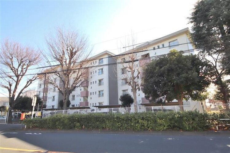 京王線「武蔵野台」駅まで徒歩12分。都市生活の利便性と充実感を得られる立地に佇んでいます。 京王線「武蔵野台」駅まで徒歩12分。都市生活の利便性と充実感を得られる立地に佇んでいます。