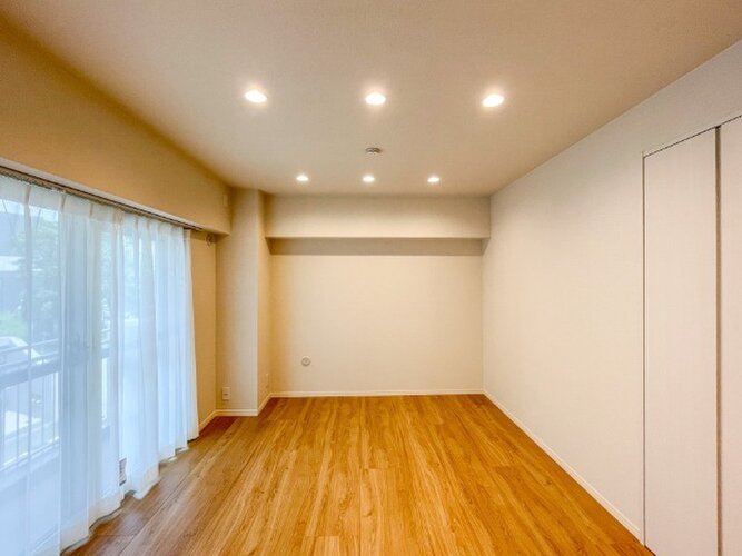 お部屋の形が綺麗なリビングの為、テーブルやソファなどの家具を一通り置くことができそうです♪ お部屋の形が綺麗なリビングの為、テーブルやソファなどの家具を一通り置くことができそうです♪