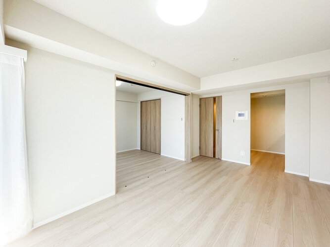 柔らかな色合いのフローリングと清潔感のあふれる白のクロスが明るい空間を創り出しているLDK。 柔らかな色合いのフローリングと清潔感のあふれる白のクロスが明るい空間を創り出しているLDK。