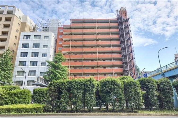 神社やお寺、学校、庭園といった落ち着いた雰囲気を感じるエリアに存するマンションです。 神社やお寺、学校、庭園といった落ち着いた雰囲気を感じるエリアに存するマンションです。