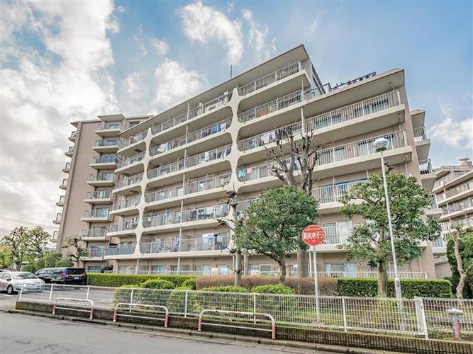 JR埼京線「与野本町」駅から徒歩21分の物件です。総戸数461世帯のビッグコミュニティのマンションです。