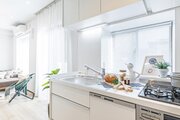 お部屋に溶け込む白基調のシステムキッチンを新規設置しました。収納豊富、換気にも便利な窓があり、明るく機能的なキッチンです。