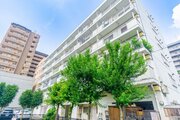 格調と静謐を強く息づかせたデザイン空間が、住む人や訪れる人を館内へとやさしくエスコートします。 格調と静謐を強く息づかせたデザイン空間が、住む人や訪れる人を館内へとやさしくエスコートします。