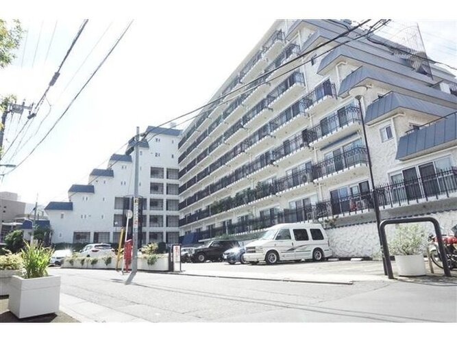 恵比寿駅まで徒歩5分。都市生活の利便性と充実感を得られる立地に佇んでいます。 恵比寿駅まで徒歩5分。都市生活の利便性と充実感を得られる立地に佇んでいます。