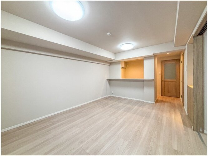 柔らかな色合いのフローリングと清潔感のあふれる白のクロスが明るい空間を創り出しているLDK。 柔らかな色合いのフローリングと清潔感のあふれる白のクロスが明るい空間を創り出しているLDK。