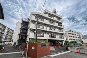 統一した色調でデザインされたマンションは周囲と調和した景観を生み出しています。