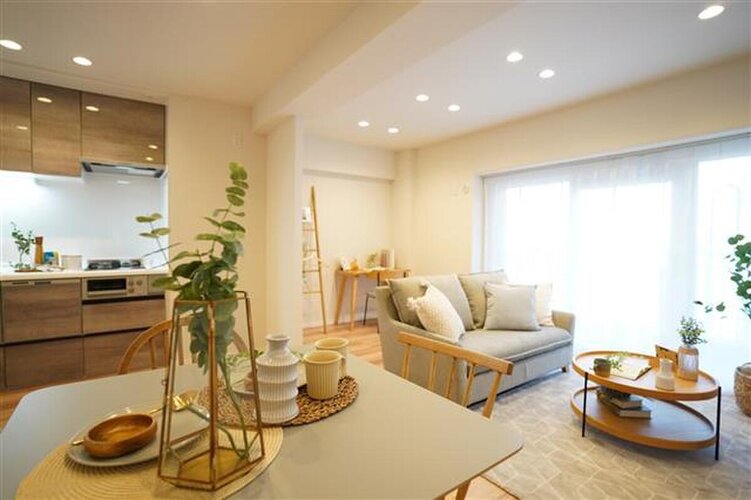 柔らかな色合いのフローリングと清潔感のあふれる白のクロスが明るい空間を創り出しているLDK。※家具はディスプレイです。