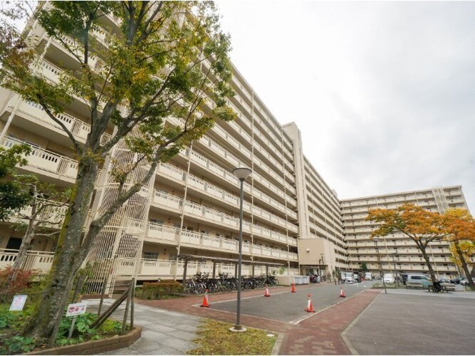 統一した色調でデザインされたマンションは周囲と調和した景観を生み出しています。 統一した色調でデザインされたマンションは周囲と調和した景観を生み出しています。