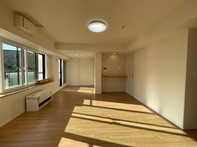 広さ16.9帖の落ち着いた雰囲気のLDK。伸びやかな空間の中で、ゆったりとしたひとときを過ごせそうです。