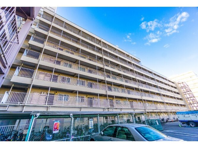 統一した色調でデザインされたマンションは周囲と調和した景観を生み出しています。 統一した色調でデザインされたマンションは周囲と調和した景観を生み出しています。