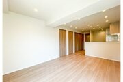 柔らかな色合いのフローリングと清潔感のあふれる白のクロスが明るい空間を創り出しているLDK。 柔らかな色合いのフローリングと清潔感のあふれる白のクロスが明るい空間を創り出しているLDK。
