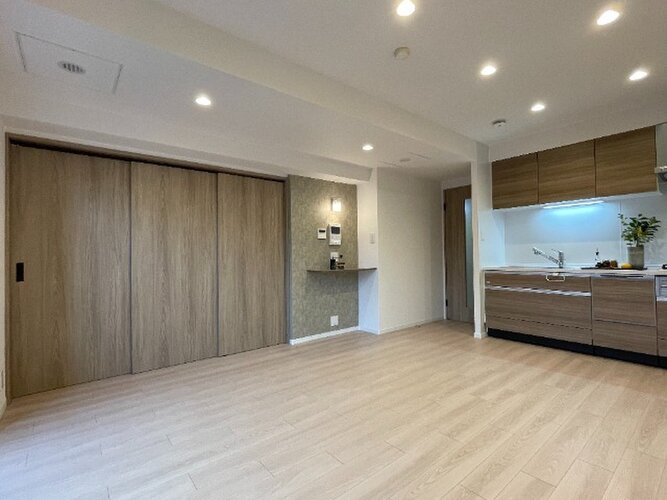 落ち着きのあるフローリングと清潔感のあるクロスが心和む空間を作り出しています。