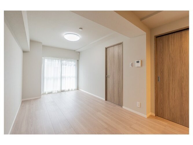 建物全体の雰囲気と合わせた色調と素材のリノベーション。居心地よくホッととできる空間です。 建物全体の雰囲気と合わせた色調と素材のリノベーション。居心地よくホッととできる空間です。