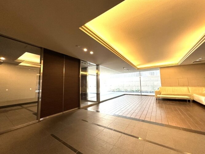 上品で清潔感があるエントランスは住人やゲストを迎え入れ、そして送り出す場にふさわしい上質な空間です。